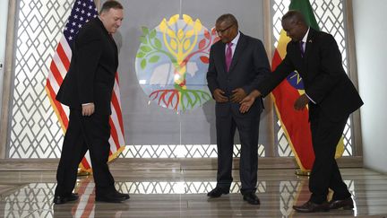 Le Secrétaire d'Etat américain, Mike Pompeo (G), lors de sa rencontre avec le ministre éthiopien des Affaires étrangères,&nbsp;Gedu Andargachew (au centre), à Addis Abeba, le 18 février 2020. (ANDREW CABALLERO-REYNOLDS/AP/SIPA / SIPA)