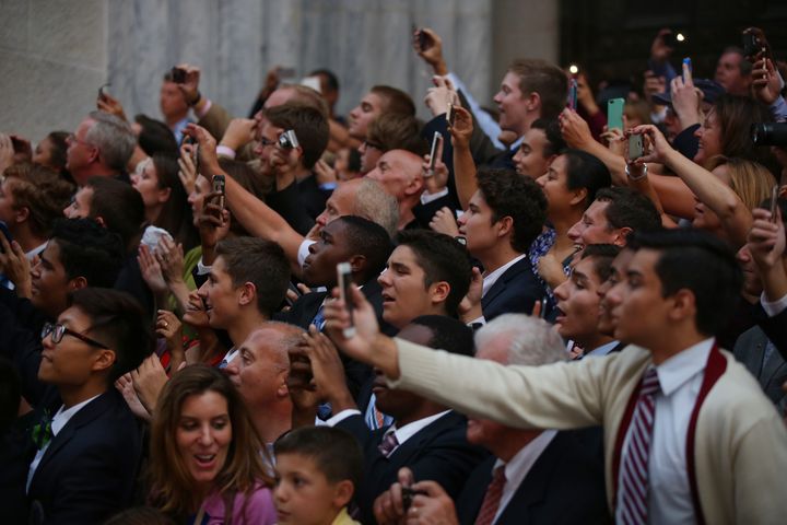 Des badauds tentent de prendre une photo du pape Fran&ccedil;ois aux abords de la cath&eacute;drale Saint-Patrick, &agrave; New York, le 24 septembre 2015. (REUTERS)