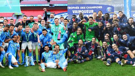 Manchester City après sa victoire en Coupe de la Ligue anglaise en avril 2021 (gauche) et le PSG après avoir remporté le Trophée des champions, en janvier 2021 (droite). (ADAM DAVY / PRESS ASSOCIATION IMAGES / MAXPPP / DENIS CHARLET / AFP)