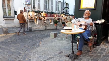 &nbsp;Belkacem, le guitariste de rue, sur les hauteurs de Montmartre, à Paris. (BENJAMIN ILLY / RADIOFRANCE)