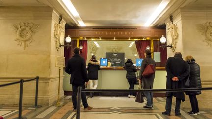 Des visiteurs à la billetterie de l'Opéra Garnier à Paris, le 26 novembre 2015. (MAXPPP)