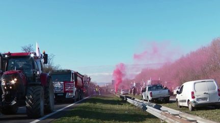 En plus des membres du gouvernement, les oppositions ont également réagi au blocage des axes routiers autour de Paris, lundi 29 janvier.