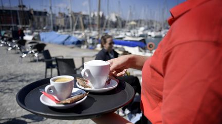 21 avril 2023 à Paimpol. La saison haute se prépare dans les établissements touristiques comme les bars et restaurants. La difficulté à recruter des saisonniers s'accentue. (Illustration) (MARC OLLIVIER / MAXPPP)