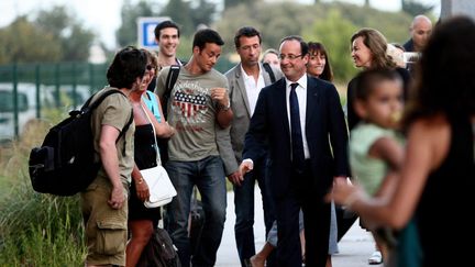 Fran&ccedil;ois Hollande et Val&eacute;rie Trierweiler &agrave; leur arriv&eacute;e en gare de Hy&egrave;res (Var) pour rejoindre le fort de Br&eacute;gan&ccedil;on (Var), le 2 ao&ucirc;t 2012. (PATRICK BLANCHARD / MAXPPP)