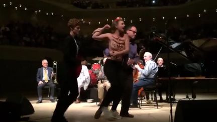 Des militantes des Femen interrompent un concert de Woody Allen