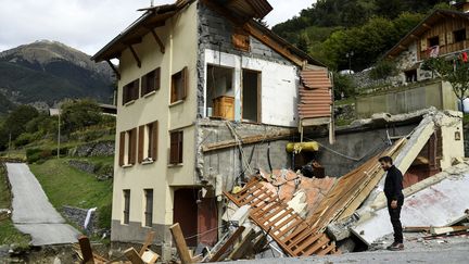 Un homme se tient à côté d'une maison détruite à Saint-Martin-Vésubie par les inondations causées par la tempête Alex, le 6 octobre 2020. (NICOLAS TUCAT / AFP)