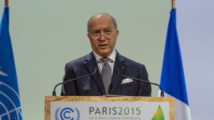 Le ministre des Affaires étrangères, Laurent Fabius, lors d'un discours à la conférence COP21, lundi 7 décembre à Paris. (JONATHAN RAA / MAXPPP)