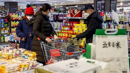 Des habitants d'Urumqi,&nbsp;villle du nord-ouest de la Chine, dans un supermarché après le levée des restrictions anti-Covid, le 5 décembre. (CNS / AFP)