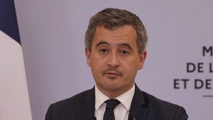 Le ministre de l'Intérieur Gérald Darmanin a annoncé un "dispositif de sécurité inédit composé de 13 000 policiers et gendarmes" pour éviter tout débordement lors de la nouvelle journée de mobilisation contre la réforme des retraites, mardi 28 mars. (FRANCEINFO)