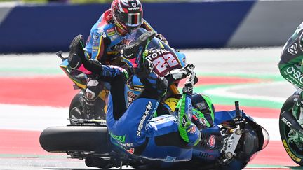 Le crash spectaculaire d'Enea Bastianini durant le Grand Prix de Moto2 d'Autriche sur le Red Bull Ring (JOE KLAMAR / AFP)