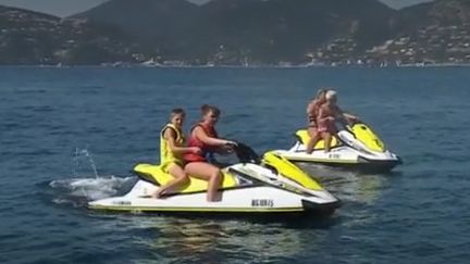 En ce début de saison estivale dans le Var, les gendarmes maritimes font surtout de la prévention.&nbsp;Jet-ski et parachute ascensionnel sont surveillés.&nbsp; (France 2)