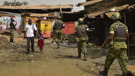 Selon le porte-parole du gouvernement, des policiers, des soldats et des rangers ougandais ont été mobilisés pour retrouver la touriste.&nbsp; (CARL DE SOUZA / AFP)