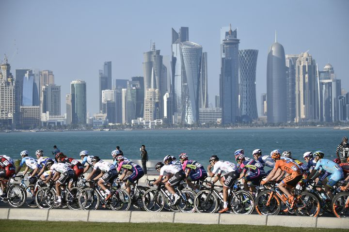 Le peloton du Tour du Qatar, lors de la 5e étape de l'épreuve, le 12 février 2016, à Doha, capitale du pays. (ERIC FEFERBERG / AFP)