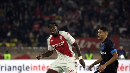 Le Monégasque Axel Disasi (à gauche) et le Marseillais Amine Harit lors de la 15e journée de Ligue 1, au stade Louis-II de Monaco, le 13 novembre 2022. (VALERY HACHE / AFP)