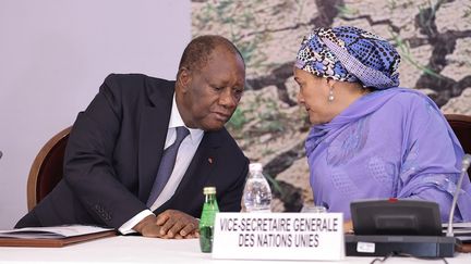 Le président de la Côte d'Ivoire Alassane Ouattara et la secrétaire adjointe des Nations unies Amina J.Mohammed à l'ouverture de la conférence sur la désertification (COP15) à Abidjan, le 9 mai 2022. (CYRILLE BAH / ANADOLU AGENCY)