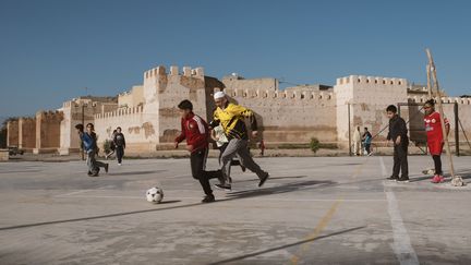 Un grand-père joue au ballon rond avec des enfants à Taroudant (sud-est du Maroc) en 2018. Photo présentée dans l'exposition "Foot et monde arabe" à l'Institut du monde arabe à Paris. (Joseph Ouechen)