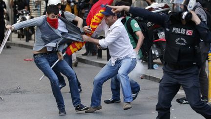 &nbsp; (Scène de violence durant les protestations contre le régime et la catastrophe minière © REUTERS/Murad Sezer)