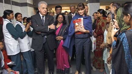 Le directeur du Fonds mondial contre le sida, Michel Kazatchkine, et Carla Bruni-Sarkozy en visite dans un h&ocirc;pital &agrave; New Delhi (Inde), le 6 d&eacute;cembre 2010. (CHRISTOPHE ENA / POOL / AFP)