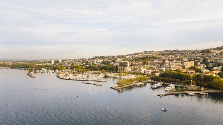 Vue sur la ville de Lausanne et la promenade depuis le lac Léman (GIGLIO PASQUA / LAUSANNE TOURISME)