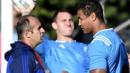 Thierry Dusautoir en discussion avec son sélectionneur Philippe Saint-André à l'entraînement (FRANCK FIFE / AFP)