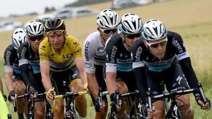 L'Allemand Tony Martin (Etixx-Quick Step), en maillot jaune, est entour&eacute; de ses co&eacute;quipiers lors de la cinqui&egrave;me &eacute;tape du Tour de France entre Arras et Amiens, mercredi 8 juillet 2015. (DIRK WAEM / BELGA MAG / AFP)