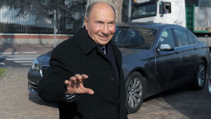 Le PDG du groupe Dassault, Serge Dassault, quitte une conf&eacute;rence de presse de son entreprise, le 13 mars 2014, &agrave; Saint-Cloud (Hauts-de-Seine). (ERIC PIERMONT / AFP)