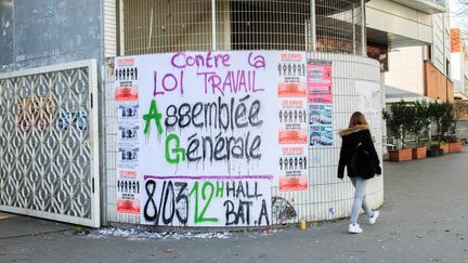 Une affiche appelant à la mobilisation des étudiants contre la loi Travail, le 3 mars 2016 sur les murs de l'univeristé Paris 8 à Saint-Denis (Seine-Saint-Denis). (AURELIEN MORISSARD / MAXPPP)