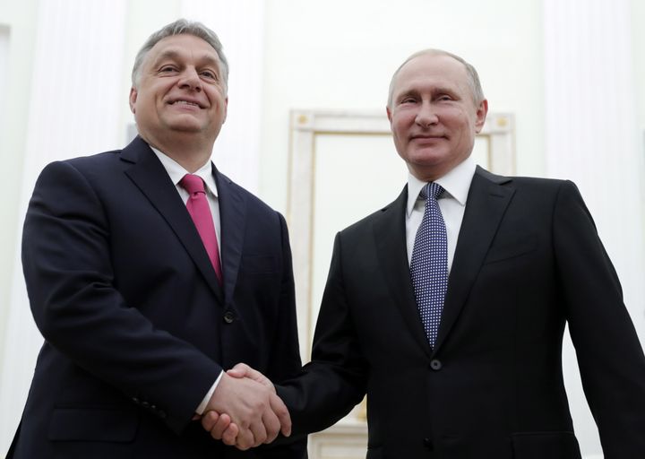 Le Premier ministre hongrois Viktor Orban (à gauche) et le président de la Russie Vladimir Poutine se serrent la main à Moscou (Russie), le 15 juillet 2018. (MIKHAIL METZEL / TASS)