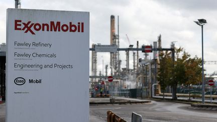 La plateforme pétrolière ExxonMobil de Fawley (Royaume-Uni), le 4 octobre 2021. (ADRIAN DENNIS / AFP)