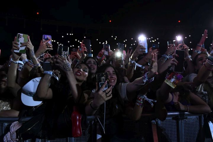 Des fans de Taylor Swift au premier de ses trois concerts à Buenos Aires (Argentine) dans le cadre du "The Eras Tour", le 9 novembre 2023. (MARCELO ENDELLI / TAS23 / GETTY IMAGES SOUTH AMERICA)