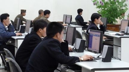 Des étudiants utilisent des ordinateurs à la&nbsp;Grande librairie du peuple, à Pyongyang (Corée du Nord), le 22 avril 2011. (AFP)