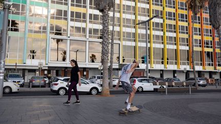 People walk along the seaside promenade in Tel Aviv, Israel, on August 7, 2024. (OREN ZIV / AFP)