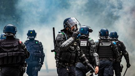 Des policiers lors d'une manifestation des "gilets jaunes", le 15 juin 2019, à Toulouse.&nbsp; (C?DRIC JANIS / HANS LUCAS / AFP)