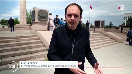 Le journaliste Luc Lacroix,&nbsp;correspondant de France Télévisions à Moscou, en reportage&nbsp;dans la ville ukrainienne de Kherson, occupée par les troupes russes, en mai 2022. (FRANCE TELEVISIONS)