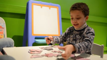 L'un des enfants de la FuturoSchool est en pleine séance d'apprentissage. (VINCENT NAGEOTTE / VAINCRE L'AUTISME)