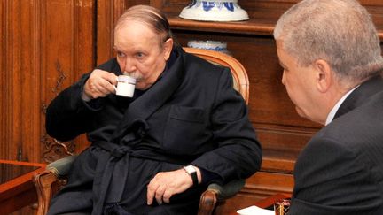 Le pr&eacute;sident alg&eacute;rien, Abdelaziz Bouteflika,&nbsp;dans un h&ocirc;pital &agrave; Paris, sur une photo diffus&eacute;e le 12 juin 2013 par l'agence officielle APS. (APS / AFP)