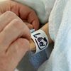 Un bracelet de naissance avec le nom de Léo, à l'hôpital de Colmar (Haut-Rhin), le 24 janvier 2022. (Vanessa MEYER / L'ALSACE / MAXPPP)