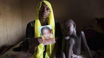 Une femme montre le portrait de sa fille, enlev&eacute;e par Boko Haram en avril, &agrave;&nbsp;Maiduguri, dans le nord-est du Nigeria, le 21 mai 2014. (JOE PENNEY / REUTERS)