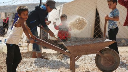 Un enfant dans un camp de réfugiés à Kafr Lusin, près de la frontière turque, dans la province d'Idleb, le 9 septembre 2018.&nbsp; (ZEIN AL RIFAI / AFP)