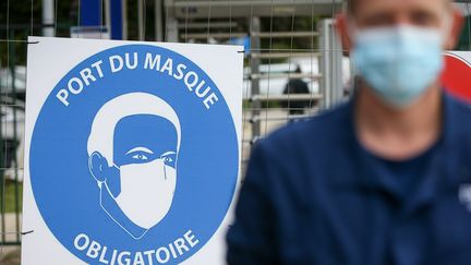 Le port du masque est obligatoire pour les salariés de l'usine du constructeur automobile Stellantis (ex-PSA) à Sochaux. (LIONEL VADAM / MAXPPP)