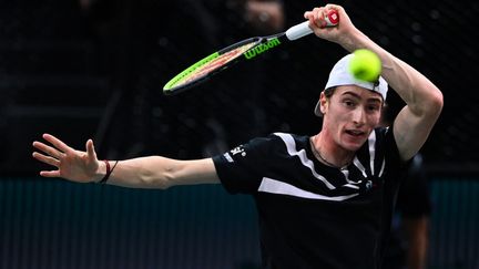 Ugo Humbert (34e mondial) lors de sa rencontre face à Marin Cilic (43e). (ANNE-CHRISTINE POUJOULAT / AFP)