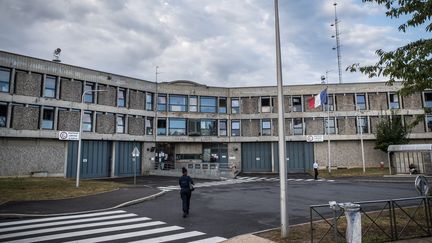 L'entrée principale de la prison de Fleury-Mérogis (Essonne), le 5 août 2022. (CHRISTOPHE PETIT TESSON / EPA / MAXPPP)