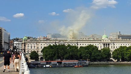 Smoke billows from the roof of the Somerset House arts centre in London, UK, on ​​August 17, 2024. (JAMES RYBACKI / AFP)