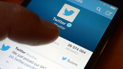 Le compte officiel de Twitter&nbsp;sur le service de microblogging en 140 caract&egrave;res,&nbsp;photographi&eacute; sur un smartphone, le 7 novembre 2013. (DAMIEN MEYER / AFP)