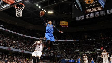 Monta Ellis (Dallas Mavericks) s'envole devant Dion Waiters (Cleveland Cavaliers) (DAVID LIAM KYLE / NBAE / GETTY IMAGES)