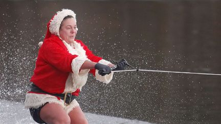 Pas moins insolite : cette mère Noël s'essaye au ski nautique sur un lac de New York, le 25 décembre. (JULIE LEWIS / AP / SIPA)