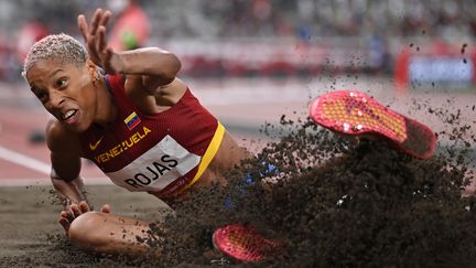 Après le record olympique, l'or, c'est maintenant le record du MONDE pour Yulimar Rojas !!!! Elle lève le nouveau record à 15,67 m, 26 ans après le dernier (15.50) ! Tout ça le même jour, hallucinant