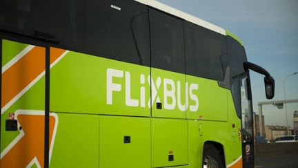 Un autocar FlixBus circule sur le périphérique parisien, le 13 février 2021 à Paris. (MAGALI COHEN / AFP)