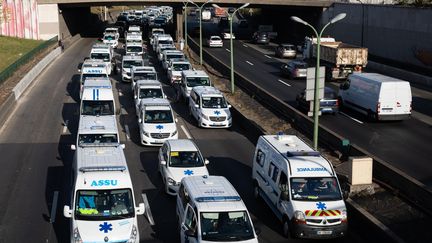 Des ambulanciers ont manifesté lundi 5 novembre à Paris sur le périphérique.&nbsp; (ALEXIS SCIARD/ IP3 PRESS/MAXPPP)