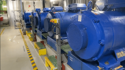 Les pompes qui permettent d'alimenter le réseau de froid urbain parisien, dans la centrale Canada, en juillet 2023. (SARAH CALAMAND / FRANCEINFO)